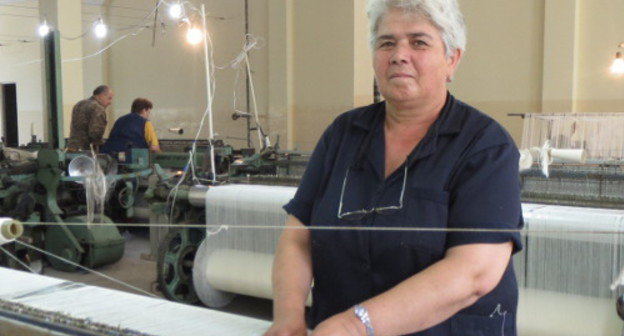 Саида Петросян работает за станком в ткацком цехе "Каршелкомбината". Нагорный Карабах, Степанакерт, 17 июня 2013 г. Фото Алвард Григорян для "Кавказского узла"