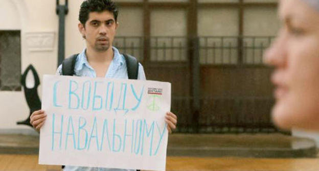 Давид Хаким в одиночном пикете в поддержку Алексея Навального. Сочи, 18 июля 2013 г. Фото предоставлено Давидом Хакимом