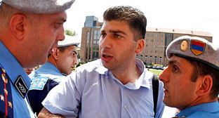 Акция протеста против повышения платы за проезд. Ереван, 19 июля 2013 г. Фото © PanARMENIAN Photo/Hrant Khachatryan Акция протеста против повышения платы за проезд. Ереван, 19 июля 2013 г. Фото © PanARMENIAN Photo/Hrant Khachatryan