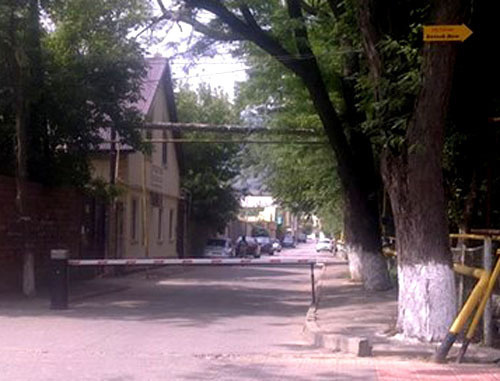 Шлагбаум в переулке Умаханова в Махачкале. Фото Адама Абдурахманова