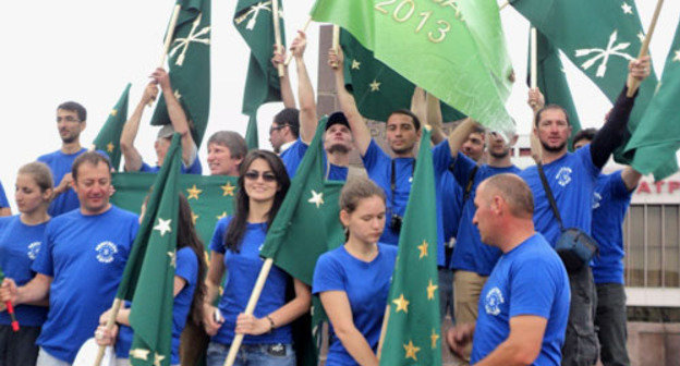 Группа молодых черкесов из разных стран,  совершившая восхождение на Эльбрус. Кабардино-Балкария, 19 июля 2013 г. Фото Луизы Оразаевой для "Кавказского узла"