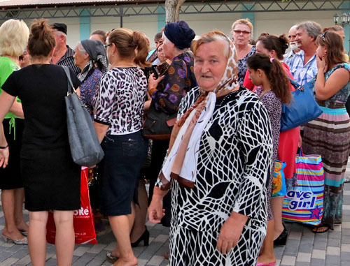 Группа паломников перед отправкой в Москву. Ингушетия, станица Орджоникидзевская, 20 июля 2013 г. Фото Ахмеда Осмиева