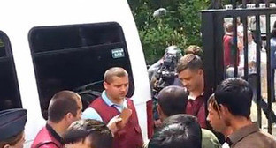 Задержание верующих возле мечети города Яхрома. Московская область, 19 июля 2013 г. Фото http://www.ansar.ru/ Задержание верующих возле мечети города Яхрома. Московская область, 19 июля 2013 г. Фото http://www.ansar.ru/