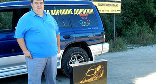 Блогер Алексей Ульянов провел одиночный пикет против местной власти и плохих дорог. Волгоград, 22 июля 2013 г. Фото Татьяны Филимоновой для "Кавказского узла"