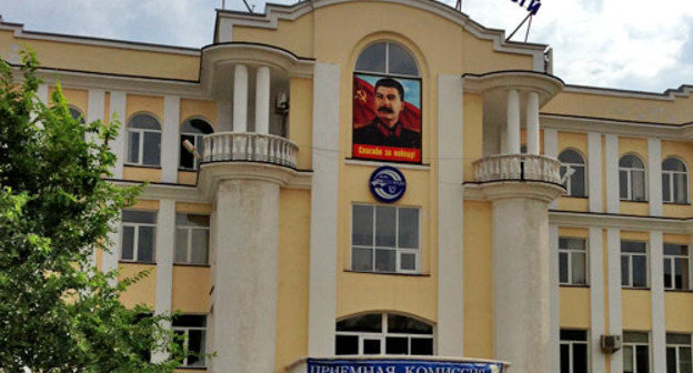 Портрет Сталина, вывешенный на здании филиала Московского автодорожного института в Махачкале. Июль 2013 г. Фото Махача Ахмедова для "Кавказского узла"