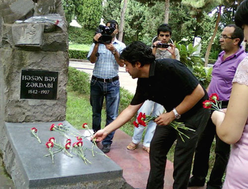 В День национальной прессы в Азербайджане журналисты посетили могилы погибших коллег. На снимке: журналисты на могиле Гасанбека Зардаби. Баку, 22 июня 2010 г. Фото: "Deyerler" AIN, www.deyerler.org 
