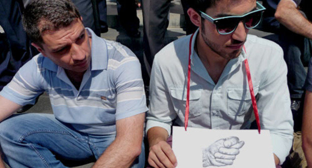 Участники акции против повышения тарифов на общественный транспорт держат плакат с надписью "Не будем платить 150 драм". Ереван, 19 июля 2013 г. Фото Армине Мартиросян для "Кавказского узла"