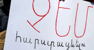 Плакат с надписью "Не буду обогащать владельца" участников акции против роста цен за проезд на общественном транспорте. Ереван, 19 июля 2013 г. Фото Армине Мартиросян для "Кавказского узла" Плакат с надписью "Не буду обогащать владельца" участников акции против роста цен за проезд на общественном транспорте. Ереван, 19 июля 2013 г. Фото Армине Мартиросян для "Кавказского узла"