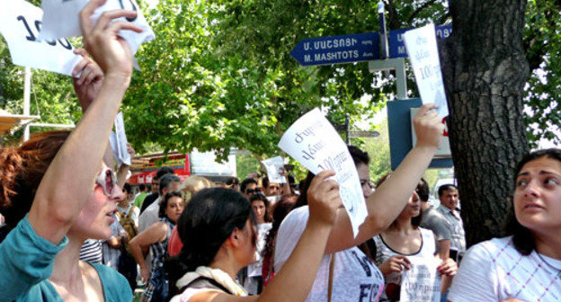 Участники акции против повышения стоимости проезда на общественном транспорте. Ереван, 24 июля 2013 г. Фото Армине Мартиросян для "Кавказского узла"