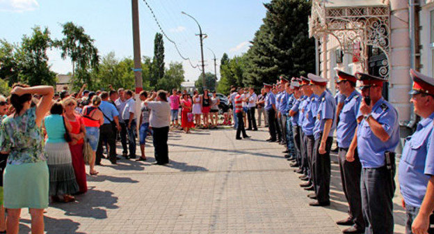 Участники протеста с требованием депортировать из города уроженцев Чечни возле здания городской администрации. Саратовская область, Пугачев, 8 июля 2013 г. Фото Романа Пятакова, http://www.fn-volga.ru/