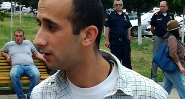 Участник акции памяти убитой 16-летней девушки, активист "Свободной зоны" Георгий Рухая. Тбилиси, июнь 2013 г. Фото Беслана Кмузова для "Кавказского узла"