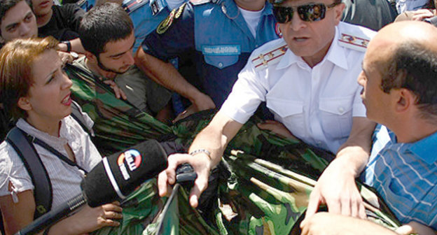 Полиция препятствует участникам сидячей забастовки, пытающимся установить палатку на месте акции протеста. Ереван, 31 июля 2013 года. Фото: © PanARMENIAN Photo/Hrant Khachatryan