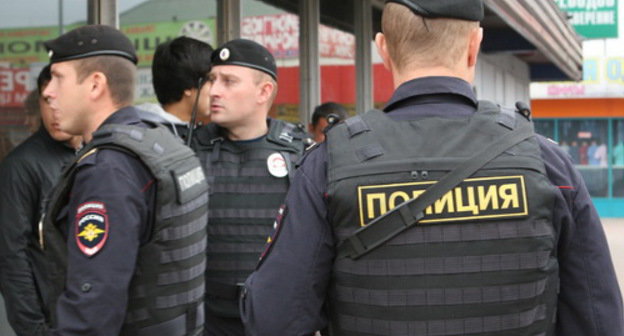 Полиция проводит проверку рынка на юго-западе Москвы после ЧП на рынке "Матвеевский". 30 июля 2013 г.  Фото: Пресс-группа УВД по ЮЗАО, http://petrovka38.ru