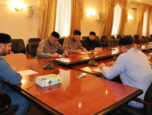 Заседание религиозного комитета "Фетва". Чечня, Грозный, 17 июля 2013 года. Фото пресс-службы ДУМ ЧР, http://www.islamtuday.com