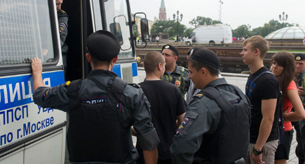 Полиция задерживает молодых людей, собравшихся на митинг памяти болельщика «Спартака» Юрия Волкова. Москва, Манежная площадь, 1 августа 2013 г. Фото: © Антон Тушин/Ridus.ru 
