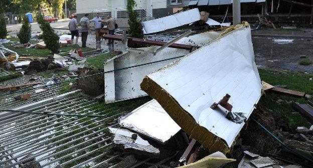 Прорыв бассейна возле стадиона "Кубань" в Краснодаре. 31 июля 2013 г. Фото: © Татьяна Кунаева, ЮГА.ру