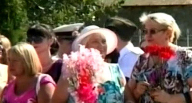 Участники траурного митинга, посвященного десятой годовщине со дня террористического акта в военном госпитале города. Моздок, 1 августа 2013 г. Фото http://alaniatv.ru/