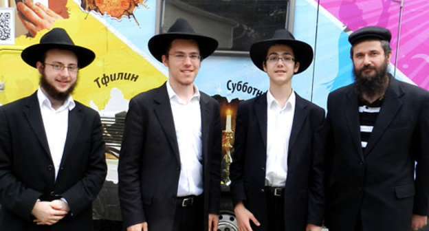 Участники еврейской этнографической экспедиции и главный раввин Волгоградской области Залман Иоффее (справа) возле мицва-мобиля. Волгоград, 31 июля 2013 г. Фото Татьяны Филимоновой для "Кавказского узла"