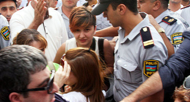 Полиция задерживает участников акции протеста в поддержку Хадиджи Исмаиловой. Баку, 3 августа 2013 г. Фото Этимада Будагова, ИА "Туран"