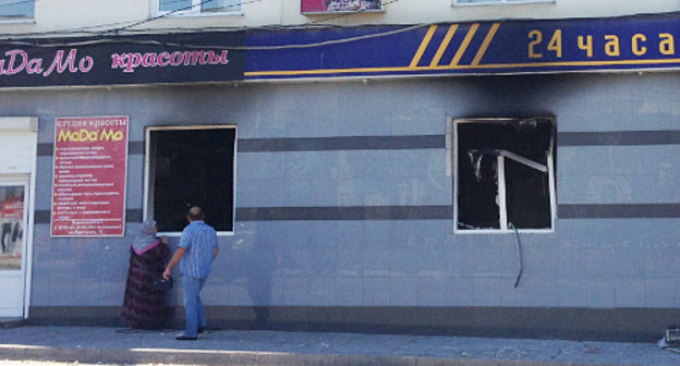 У взорванного 4 июня магазина "24 часа" на перекрестке улиц Котрова и Ярагского в Махачкале.  5 июня 2013 г. Фото Махача Ахмедова для "Кавказского узла"