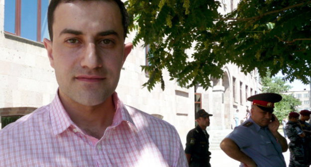 Адвокат обвиняемых в хулиганстве активистов АНК Мушег Шушанян перед зданием Апелляционного суда Армении. Ереван, 5 августа 2013 г. Фото Армине Мартиросян для "Кавказского узла"