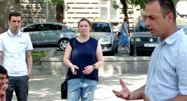 Гор Акопян во время обучающего курса общения активистов с полицией в рамках кампании против удорожания проезда. Ереван, 24 июля 2013 г. Фото Армине Мартиросян для "Кавказского узла"