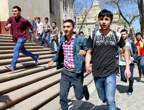 Участники акция памяти жертв массового убийства в Нефтяной академии, которая была пресечена полицией. Баку, 30 апреля 2013 г. Фото Азиза Каримова