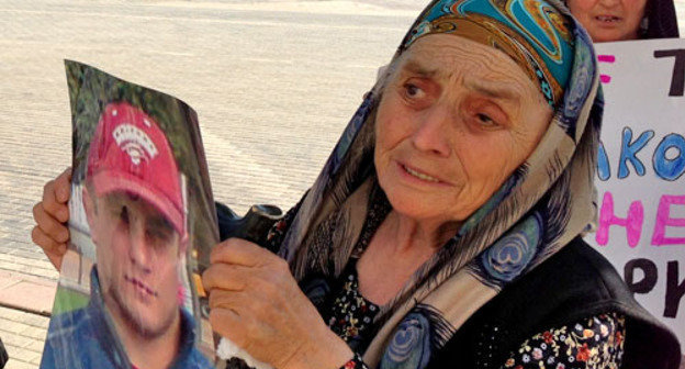 Родственники пропавших без вести Шамиля Абдулаева и Шамиля Закирагаева провели митинг. Махачкала, 6 августа 2013 г. Фото Махача Ахмедова для "Кавказского узла"