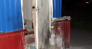 После взрыва у служебного помещения  отдельного батальона ДПС в Кировском районе Волгограда. 7 августа 2013 г. Фото пресс-службы ГУ МВД России по Волгоградской области