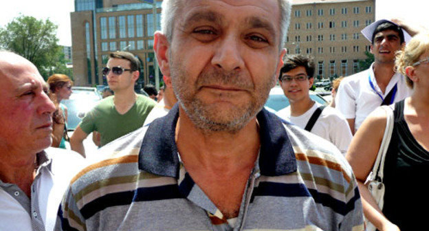 Участник акции против повышения стоимости проезда на общественном транспорте Армен Абрамян перед зданием мэрии. Ереван, 19 августа 2013 г. Фото Армине Мартиросян для "Кавказского узла"