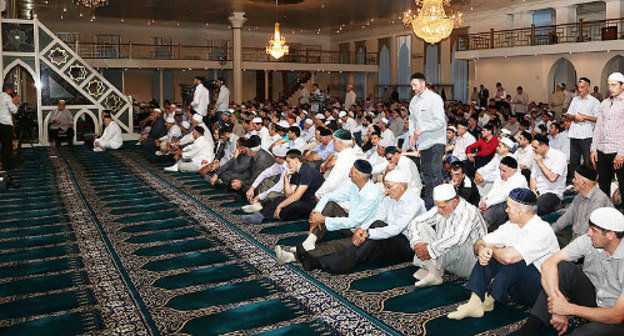 Ингушетия, 10 июля 2013 г. Молитва в Рамадан в центральной мечети Назрани. Фото пресс-службы главы Республики Ингушетия, http://www.ingushetia.ru