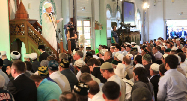 Праздничная проповедь муфтия Равиля Гайнутдина в Московской Соборной мечети в Ид-аль-Фитр(Ураза-Байрам)8 августа 2013 г. Фото: Духовное управление мусульман Европейской части России, http://dumrf.ru