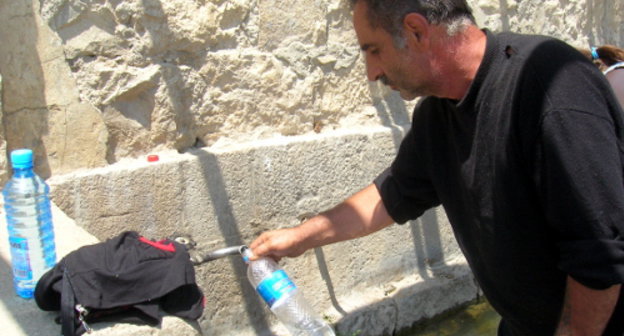 Жители села Тог набирают питьевую воду из родника. Нагорный Карабах, Гадрутский район, август 2013 г. Фото Алвард Григорян для "Кавказского узла"