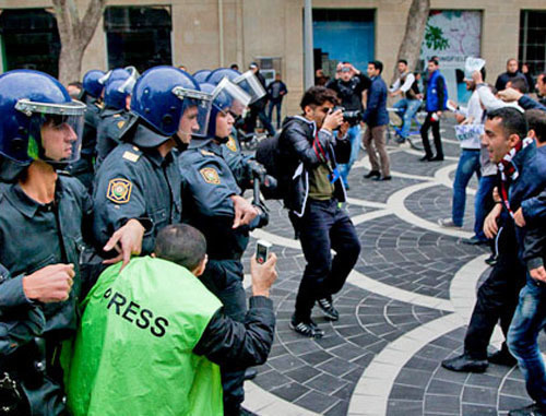 Журналисты во время акции протеста сторонников оппозиции. Баку, 17 ноября 2013 г. Фото Азиза Каримова для "Кавказского узла"
