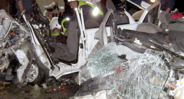 Последствия ДТП на 15 км автодороги "Ставрополь-Невинномысск". 11 августа 2013 г. Фото пресс-службы управления ГИБДД ГУ МВД России по Ставропольскому краю, http://www.gibdd.ru/r/26