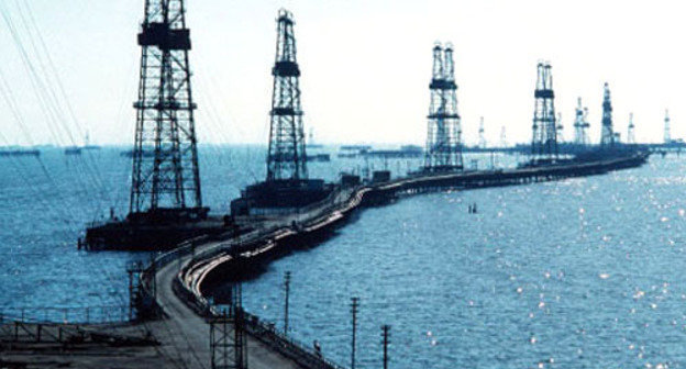 Буровые вышки. Фото http://azerbaijan-irs.com/