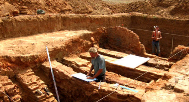 Археологи работают на раскопках горна времен Золотой Орды на территории Селитренного археологического комплекса Астраханской области. Август 2013 г. Фото Вячеслава Ященко для "Кавказского узла" 