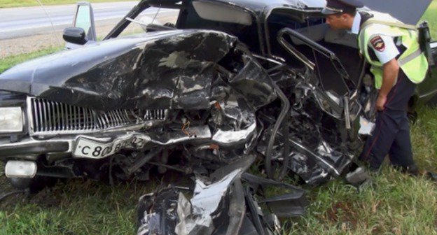 Автомобиль после ДТП, в котором погибли член Совета Федерации от республики Альберт Кажаров и его водитель. КБР, 14 августа 2013 г. Фото: 07.mvd.ru