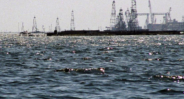 Нефтяные платформы в районе Баку. Фото: Bruno Girin, http://www.flickr.com/photos/16405999@N00/19890638