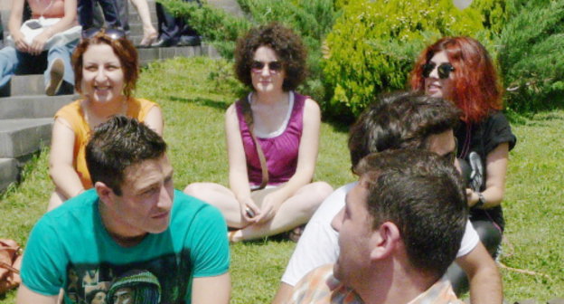 Молодежь Еревана участвует в пикете против повышения тарифов на общественный транспорт. 19 июля 2013 г. Фото Армине Мартиросян для "Кавказского узла"