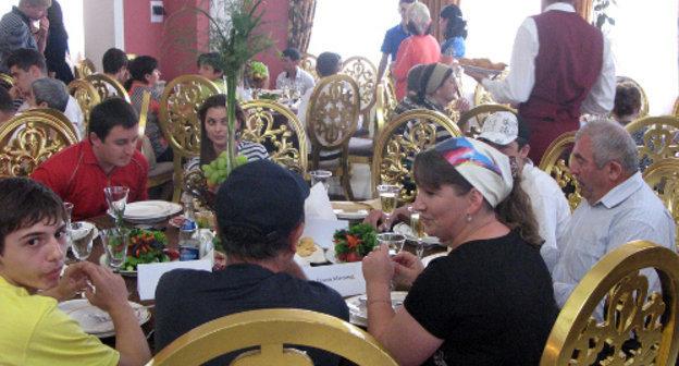 Во время открытия проекта "Куначество" в зале торжеств  "Ридада". Нальчик, август 2013 г. 
Фото Юлии Верниковской