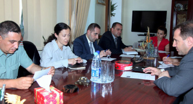 Встреча делегата МККК Драганы Ранкович с заместителем министра обороны Армении Давидом Тонояном (справа). Армения, Ереван. 15 августа 2013 г. Фото: http://www.mil.am