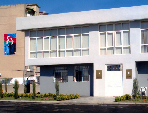 Здание окружной избирательной комиссии №30 в поселке Сураханы, Баку. Фото: http://www.infocenter.gov.az