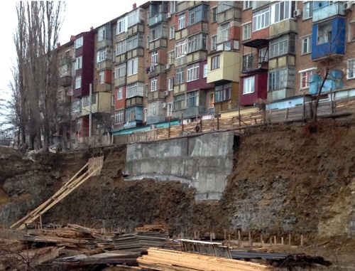 Дом на улице Гаджиева в Махачкале возле котлована, вырытого под строительство высотного дома. Фото Тимура Исаева для "Кавказского узла"