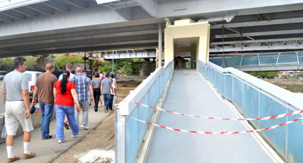 Строительство пешеходного моста через реку Сочи. Август 2013 г. Фото Светланы Кравченко для "Кавказского узла"