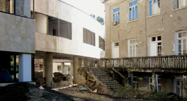 Строящийся новый корпус республиканской больницы рядом со старым. Нагорный Карабах, Степанакерт, октябрь 2011 г. Фото Алвард Григорян для "Кавказского узла"