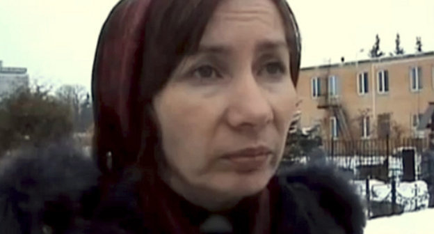Наталья Эстемирова на похоронах Станислава Маркелова. Москва, 23 января 2009 г. Кадр из видеорепортажа "Кавказского узла"