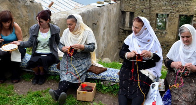 Участники проекта "52 на 52" на годекане с жительницами села Кубачи. 18 августа 2013 г. Фото Пламена Плеева