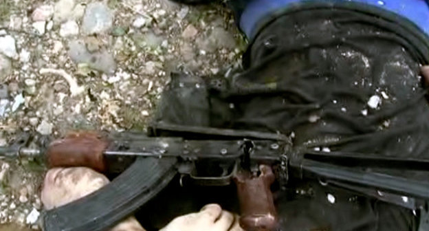 Тело убитого во время спецоперации в Буйнакске 20 августа 2013 г. Фото: http://nac.gov.ru