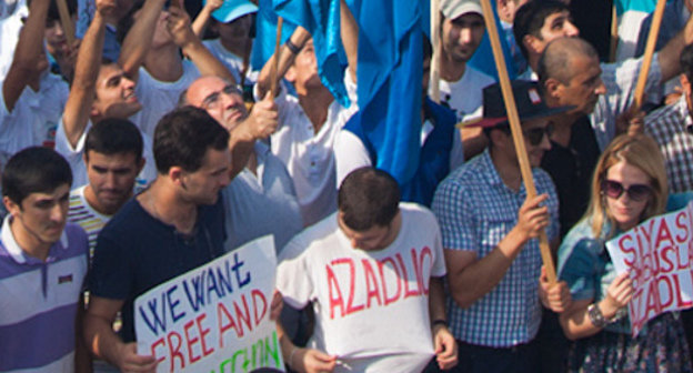 Митинг в поддержку кандидата в президенты, кинодраматурга Рустама Ибрагимбекова, организованный НСДС. Надписи на плакатах: "Требуем свободных и честных выборов", "Свобода". Баку, 18 августа 2013 г. Фото Азиза Каримова для "Кавказского узла"